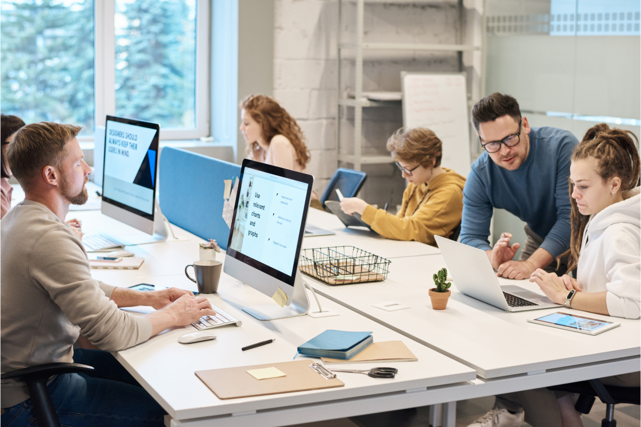gruppo di persone che lavorano al computer in un open space